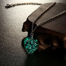 Load image into Gallery viewer, Glowing Heart Style Pendant