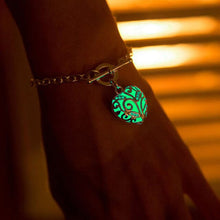 Load image into Gallery viewer, Glow In The Dark Bracelets